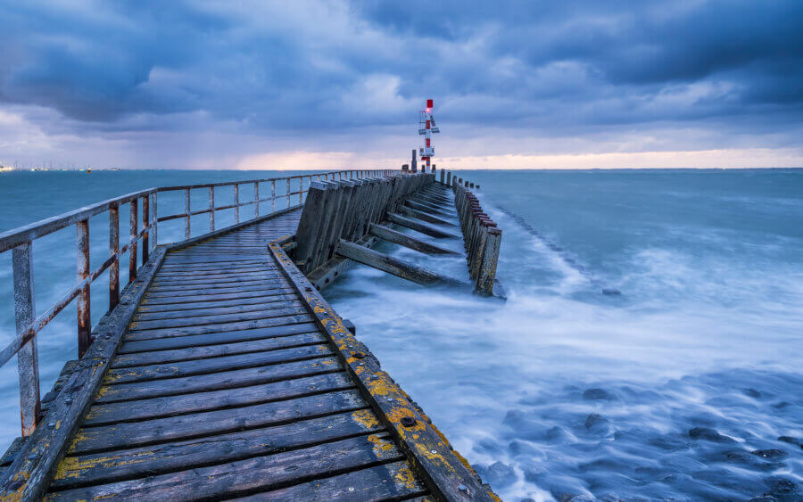 Op een vroege ochtend, nog voor zonsopkomst, bij de havenboei van de Buitenhaven in Vlissingen. Prachtig gezicht op de Westerschelde tijdens windkracht 7.