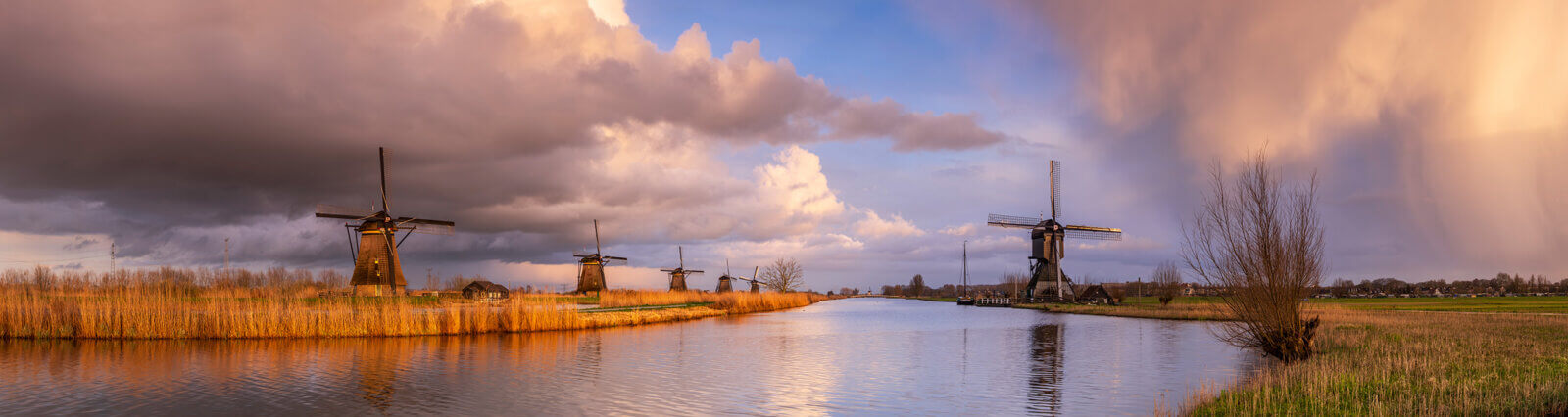 Op een prachtige voorjaarsavond, net voor zonsondergang, bij de molens van Kinderdijk.