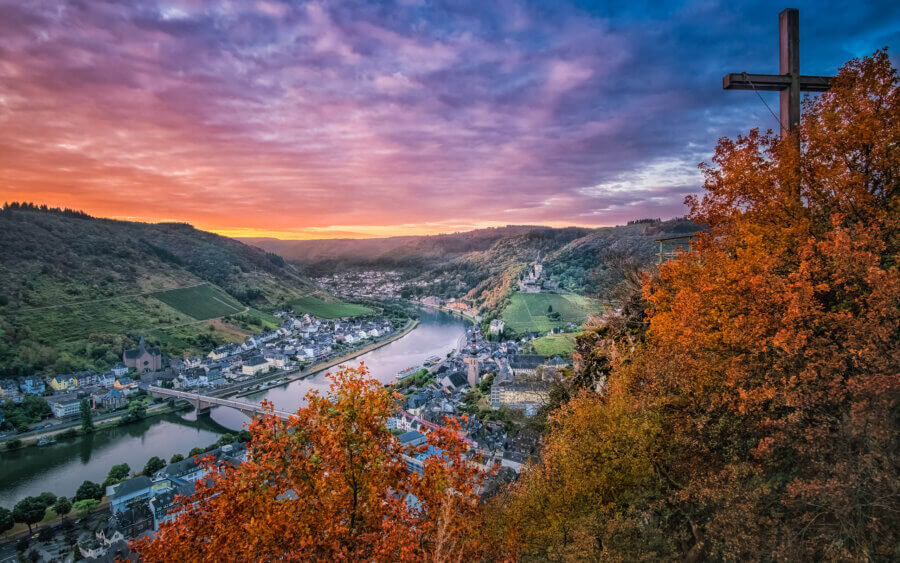 Cochem Prachtige kleurtinten met zonsopkomst boven de stad Cochem. De rivier de moezel 'splijt' de stad in tweeën en loopt voor de Burg Cochem de hoek om.
