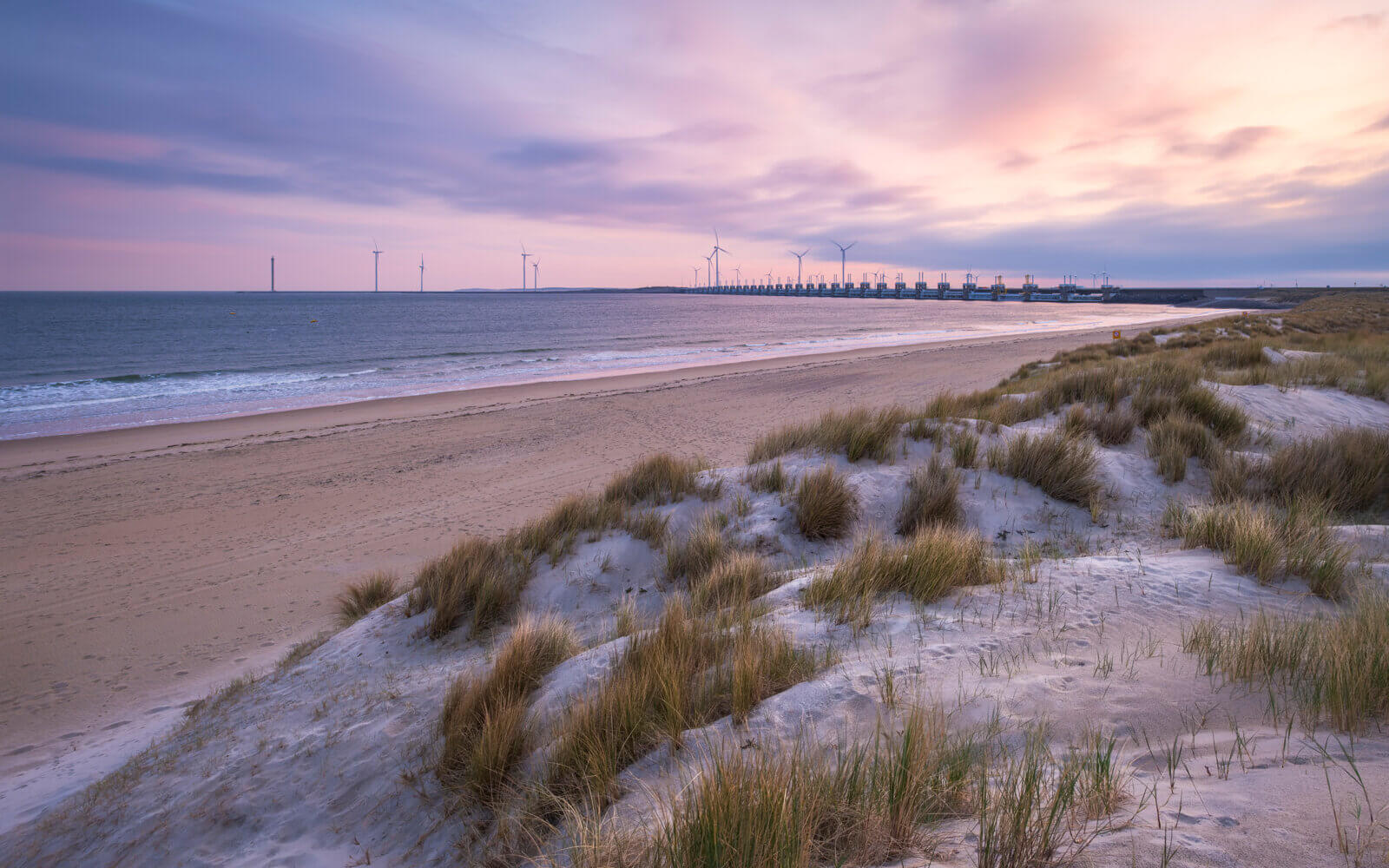 Kamperland Prachtige zonsopkomst op de duinen van de kustlijn bij Kamperland, met zicht op de stormvloedkering
