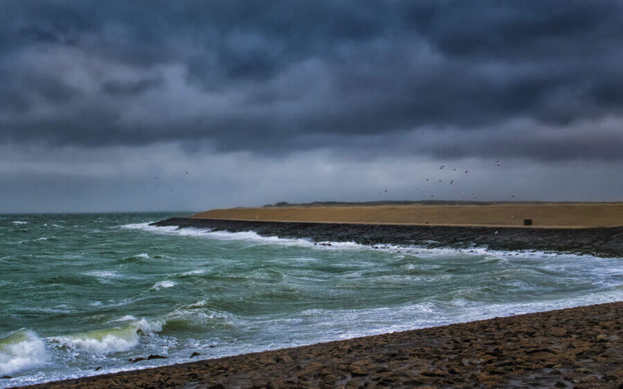 Op een stormachtige dag aan de kust van de Stormvloedkering bij Neeltje Jans.