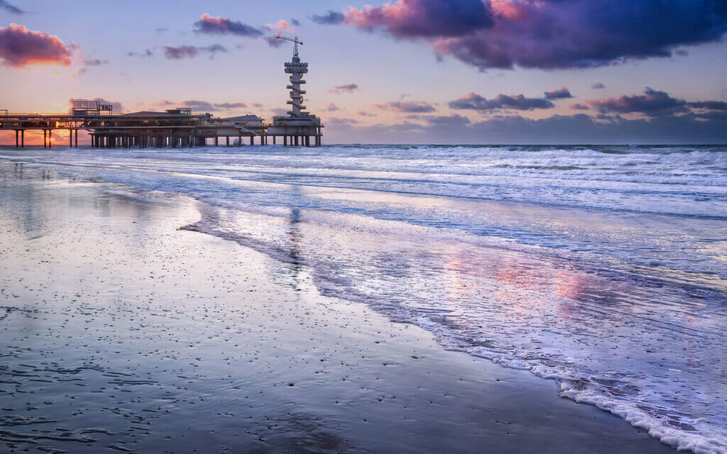 Op een prachtige avond aan de kust van Scheveningen met zicht op de pier.